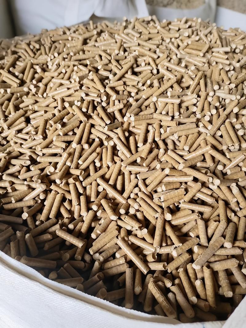 纯松木生物质颗粒特写
